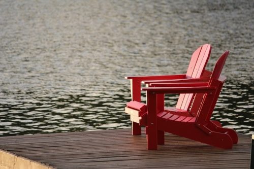 水辺の置かれた無人のベンチ