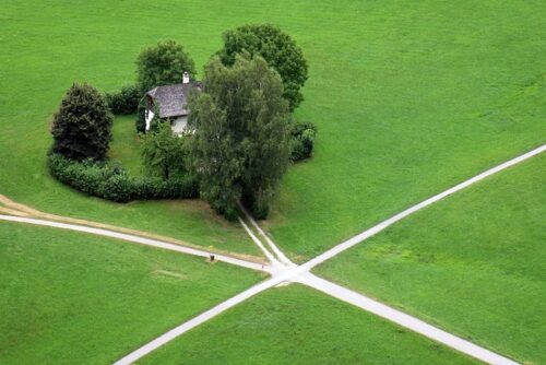 緑の中の一軒家に続く道